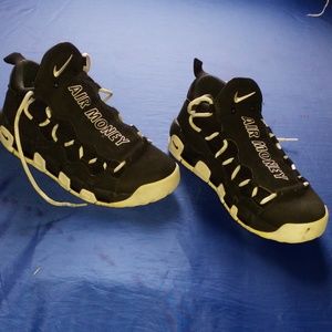 NIKE AIR MONEY SZ 9